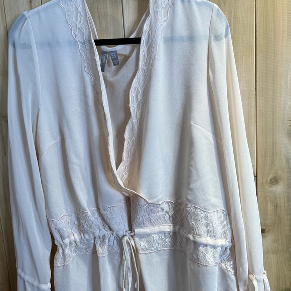 NWT - ASOS DESIGN Sheer Wrap long sleeve top with lace trims - Picture 3 of 3